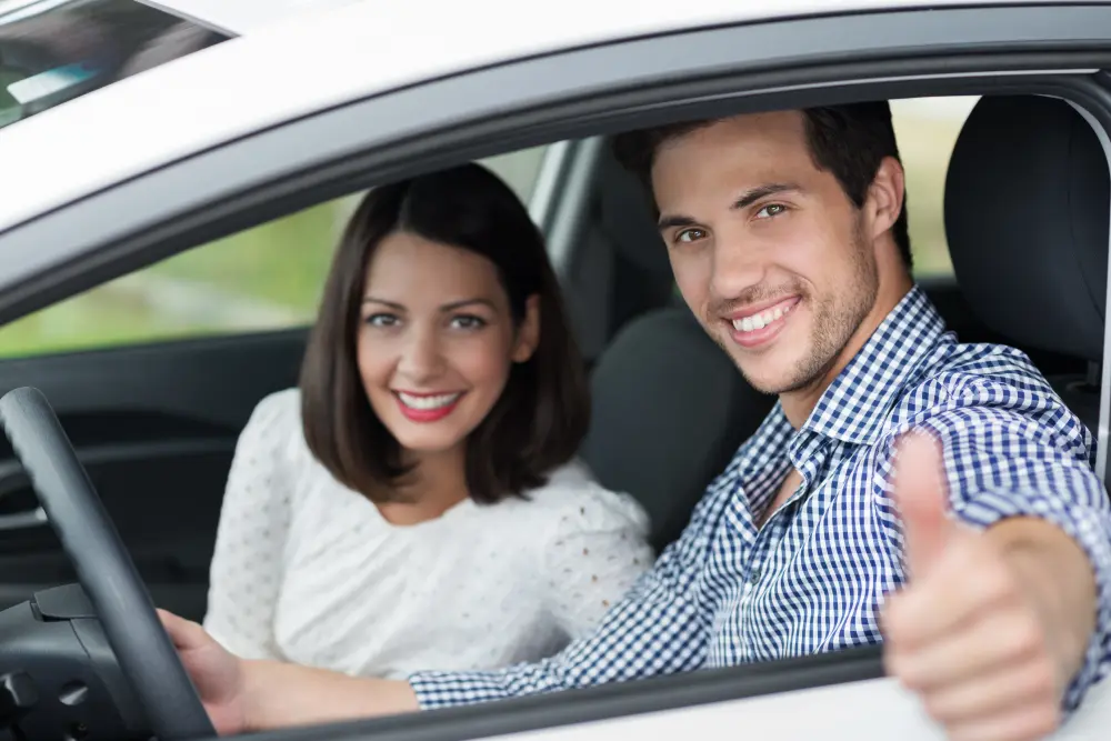 mann im auto zeigt daumen hoch